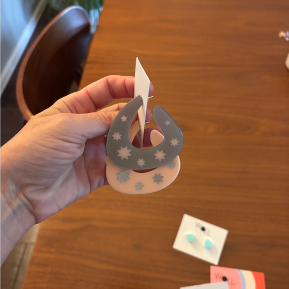 Bundle of Woll acrylic earrings (3) - Picture 3 of 5